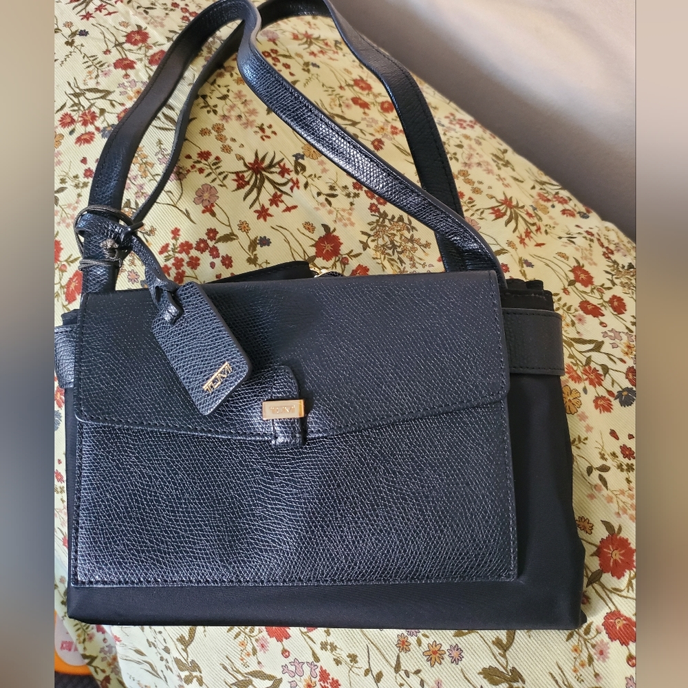 TUMI; WEEKENDER